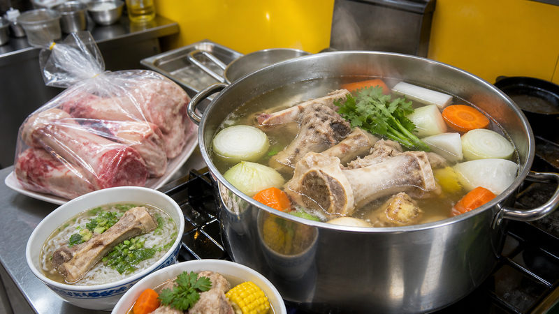 Xương nấu nước dùng làm món gì ngon cho quán?