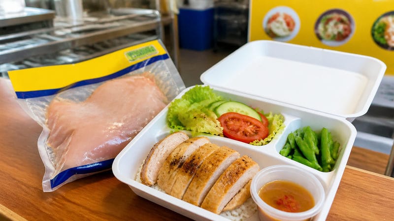 Ức gà file: áp chảo, salad, cơm phần sao cho không bị khô